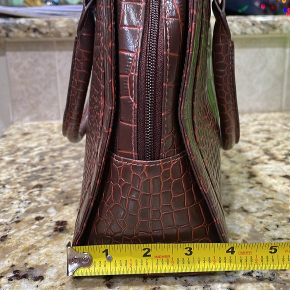 Beautiful Croc embossed genuine leather purse.  OS - Picture 11 of 11